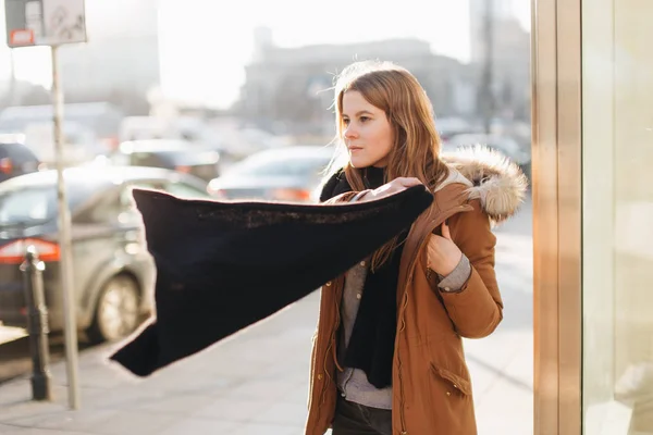 Une jeune jolie fille marche dans la rue. Suspendez son écharpe dans une main — Photo