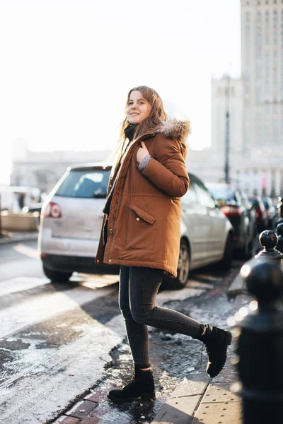 Une jeune jolie fille marche dans la rue. Suspendez son écharpe dans une main — Photo