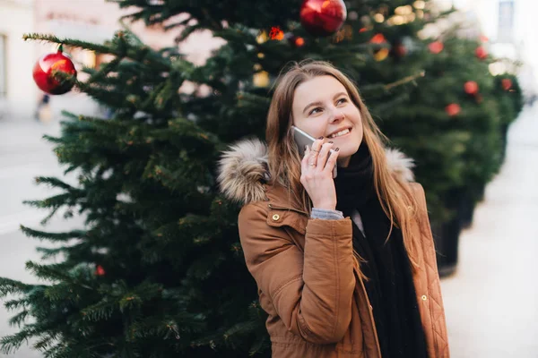 Happy girl parler sur son téléphone et regarder autour avec sourire impressi — Photo