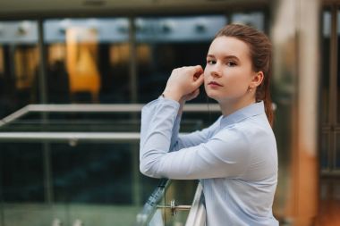 Bitkiler yakınındaki kız birlikte Office yer. C gülümseyen kız bakmak