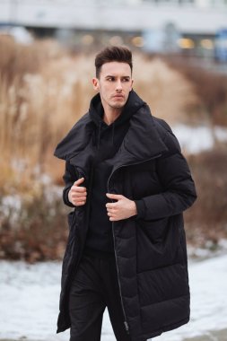 Şık adam wolk sokakta. Kış soğuk kıyafeti. Büyük ceket w