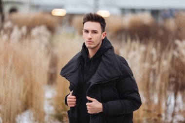 Şık adam wolk sokakta. Kış soğuk kıyafeti. Büyük ceket w