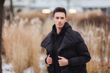 Şık adam wolk sokakta. Kış soğuk kıyafeti. Büyük ceket w