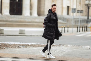 Şık adam sokakta yürümek. Kış soğuk kıyafeti. Büyük ceket w