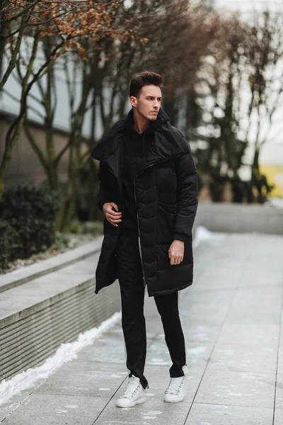 Hombre elegante wolk en la calle. Traje frío de invierno. Gran chaqueta w —  Fotos de Stock