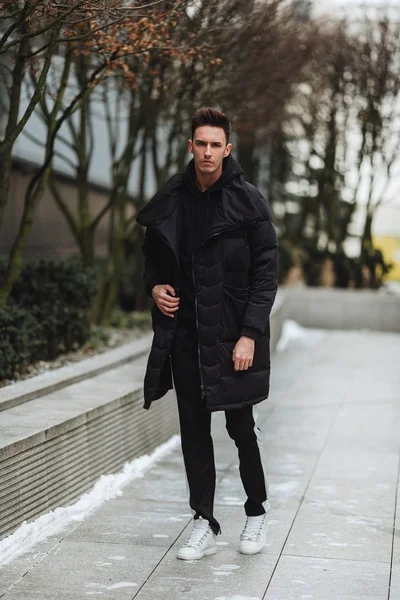Hombre elegante wolk en la calle. Traje frío de invierno. Gran chaqueta w —  Fotos de Stock