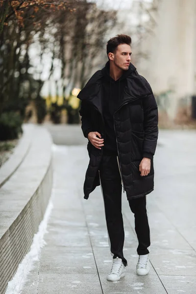 Стильний чоловік вовк на вулиці. Зимовий холодний одяг. Велика куртка w — стокове фото
