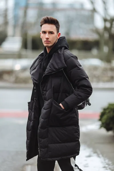 Hombre elegante wolk en la calle. Traje frío de invierno. Gran chaqueta w —  Fotos de Stock