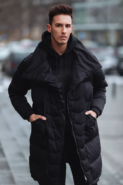 Hombre elegante wolk en la calle. Traje frío de invierno. Gran chaqueta w —  Fotos de Stock