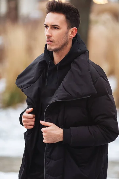 Hombre elegante wolk en la calle. Traje frío de invierno. Gran chaqueta w —  Fotos de Stock