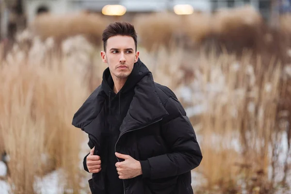 Hombre elegante wolk en la calle. Traje frío de invierno. Gran chaqueta w —  Fotos de Stock