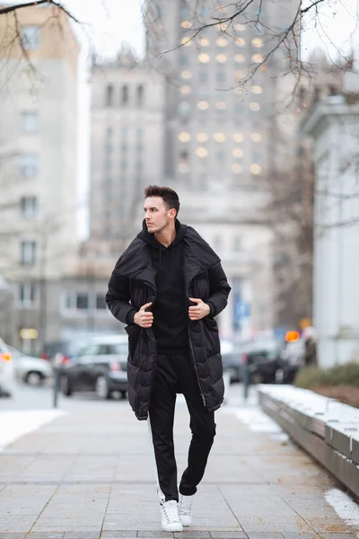 Elegáns férfi wolk, az utcán. Téli hideg ruhát. W nagy zakó — Stock Fotó