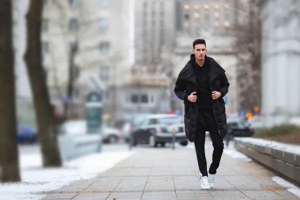 Hombre elegante wolk en la calle. Traje frío de invierno. Gran chaqueta w —  Fotos de Stock