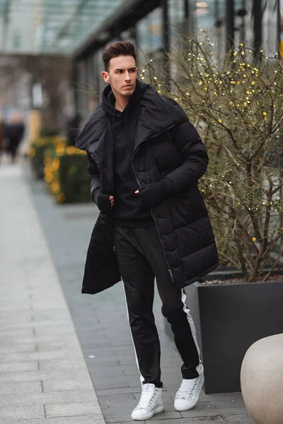 Hombre de moda de pie en la calle cerca de los edificios. Invierno, autu —  Fotos de Stock