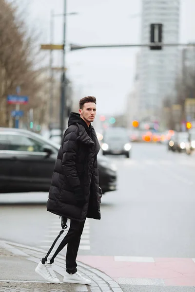 Hombre elegante wolk en la calle. Traje frío de invierno. Gran chaqueta w —  Fotos de Stock