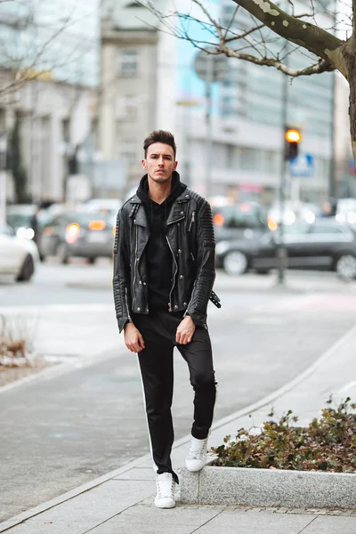 Adam etrafa portresi. Şık giyim giyim. Sonbahar ve w