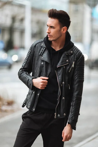 Adam etrafa portresi. Şık giyim giyim. Sonbahar ve w