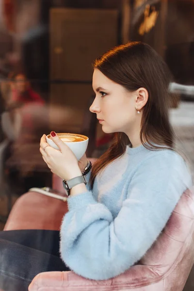 Portrait of girl hold coffee cup and look at camera. Stylish clo — Stock Photo, Image
