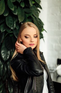 Kahve yer bakmak kamera ve gülümseme, kostüm güzel kız