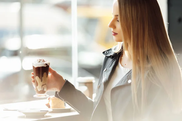 Mooi meisje houdt een kopje heerlijke koffie en waer bril. Zon — Stockfoto