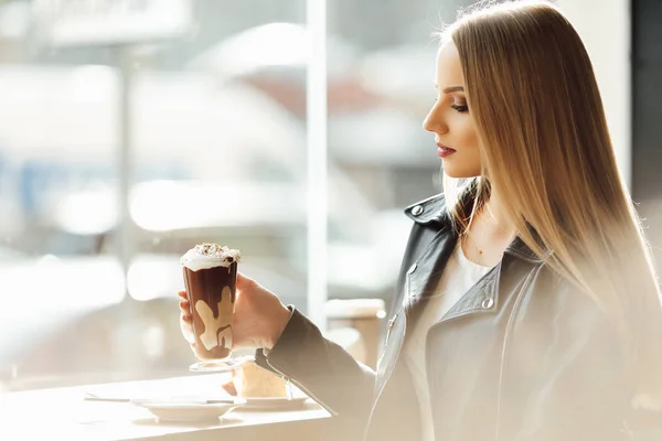 Mooi meisje houdt een kopje heerlijke koffie en waer bril. Zon — Stockfoto