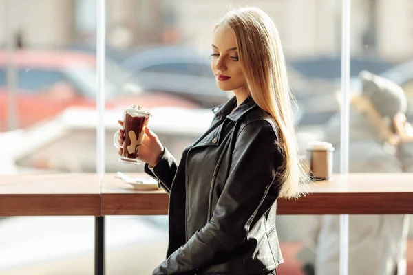 Mooi meisje houdt een kopje heerlijke koffie en waer bril. Zon — Stockfoto