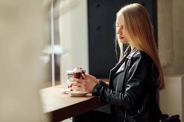 Mooi meisje houdt een kopje heerlijke koffie en waer bril. Zon — Stockfoto