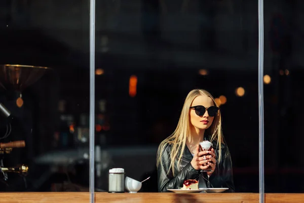 Mooi meisje houdt een kopje heerlijke koffie en waer bril. Zon — Stockfoto