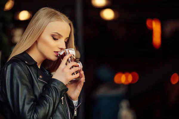 Mooi meisje houdt een kopje heerlijke koffie en waer bril. Zon — Stockfoto