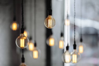 Lambalar ile kahve yeri arka plan bulanıklık