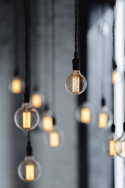 Lambalar ile kahve yeri arka plan bulanıklık