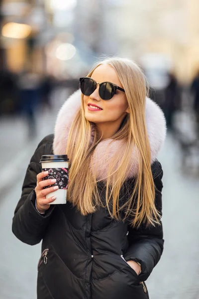 漂亮女孩戴墨镜, 在街上喝咖啡。 — 图库照片