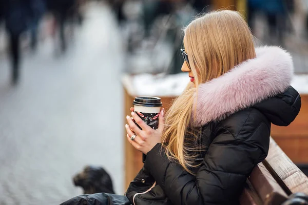 Mooi meisje zonnebril dragen en koffie drinken op straat — Stockfoto