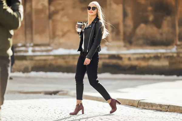 Giovane bella ragazza camminare per strada con una tazza di caffè sul suo h — Foto Stock