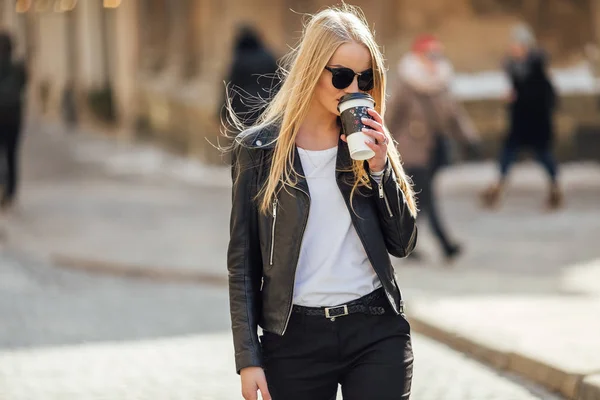 Joven chica bonita caminar en la calle con taza de café en su h — Foto de Stock