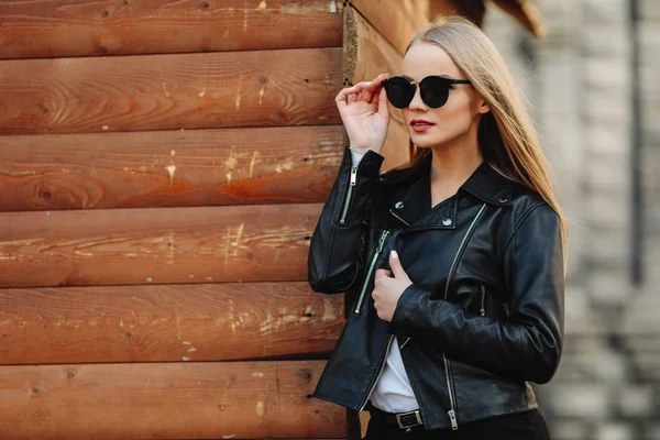 Chica bonita usar gafas de sol y beber café en la calle — Foto de Stock