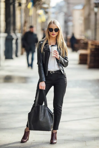 Mooi meisje lopen op straat met kop koffie op haar h — Stockfoto