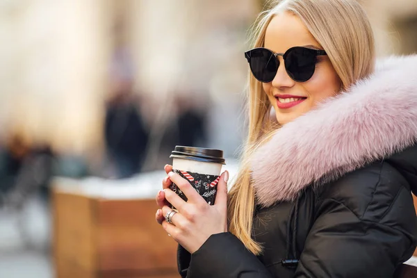 Mooi meisje zonnebril dragen en koffie drinken op straat — Stockfoto