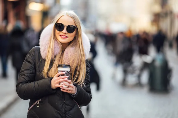 Jolie fille porter des lunettes de soleil et boire du café dans la rue — Photo