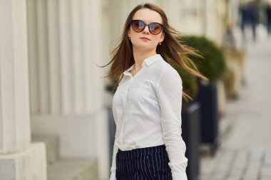 Sokak giyim gözlük ve office cl yürüyüşte genç güzel kadın