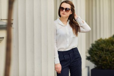 Sokak giyim gözlük ve office cl yürüyüşte genç güzel kadın