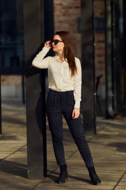 Sokak giyim gözlük ve office cl yürüyüşte genç güzel kadın