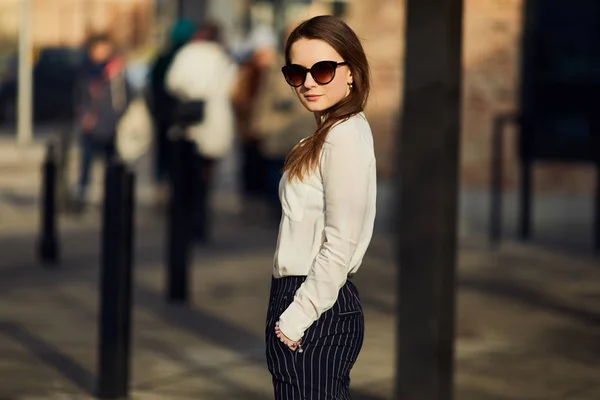 Jeune jolie femme marcher sur la rue porter des lunettes et bureau cl — Photo