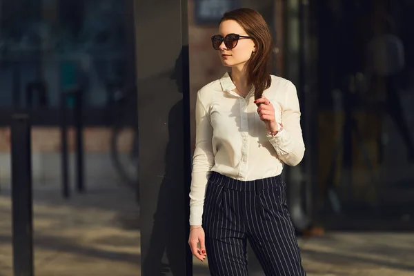 Jeune jolie femme marcher sur la rue porter des lunettes et bureau cl — Photo