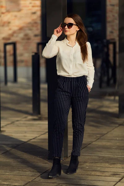 Jeune jolie femme marcher sur la rue porter des lunettes et bureau cl — Photo