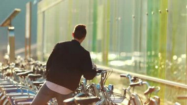 Genç adam için motor, gülümseme ve kameraya bakmak gel