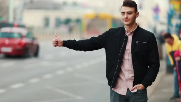 Joven Tratando Detener Coche Calle Levantar Mano — Vídeo de stock