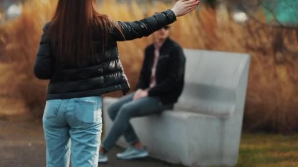 Kadın Fotoğrafçı Alarak Fotoğraflar Adam Bankta Oturan Onunla Poz Gözlük — Stok video