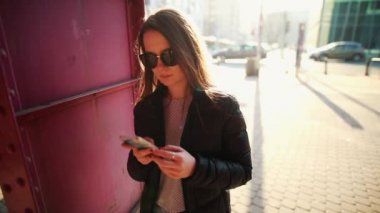 Genç kız ona konuşurken telefon ve Kameraya gülümse