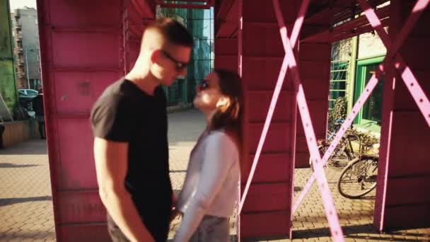Schönes Paar Umarmt Einander Und Lächelt Junge Gibt Dem Mädchen — Stockvideo
